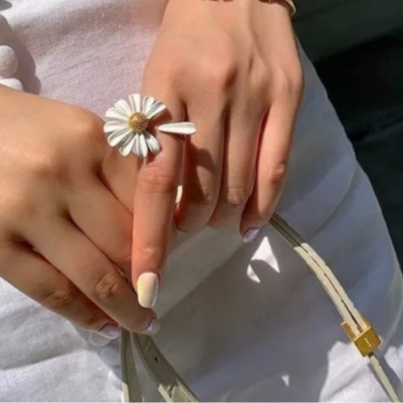 Into The Bloom Daisy Flower Ring - Picture 3 of 12